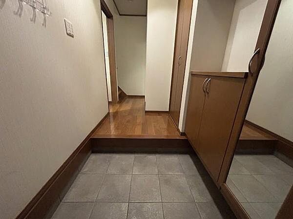 玄関スペースです！※写真はAI生成により小物等撤去しています。