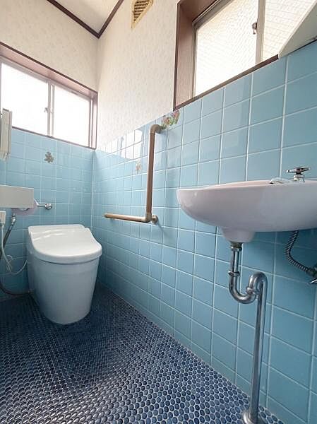 窓付きのトイレです！※生成AIにより小物等撤去しております。