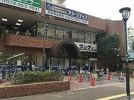 サンディ高石駅前店まで196m