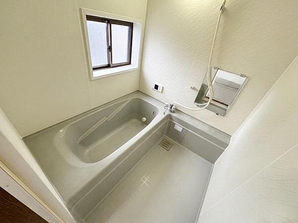 浴室には窓がある為換気がしやすいです！