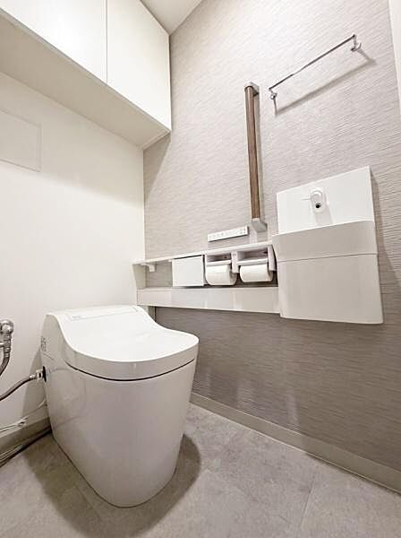 自動開閉付きトイレです！※生成AIにより小物等撤去しております。