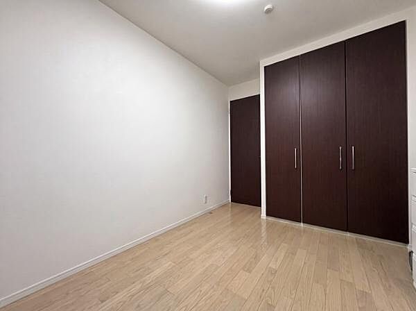 洋室のお部屋です！※生成AIにより家具等撤去しております。