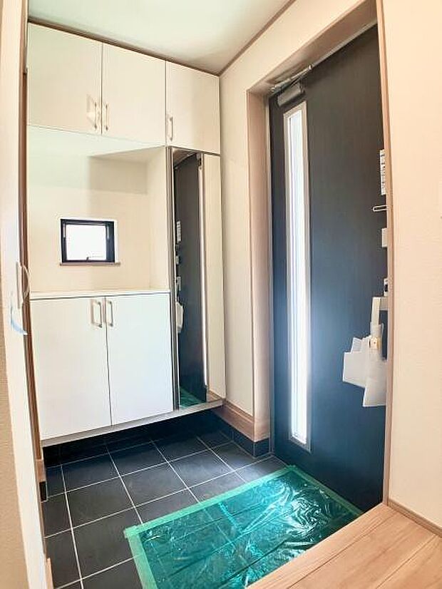 玄関には物置スペースも完備しており、家族写真やお花、芸術品、鍵などお好みに合わせて自分色に染めてください。