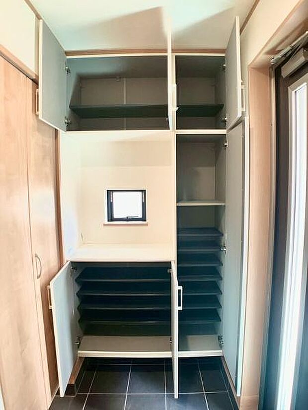 大容量のシューズケース。たくさん収納できますので、玄関周りをすっきりさせることができます。