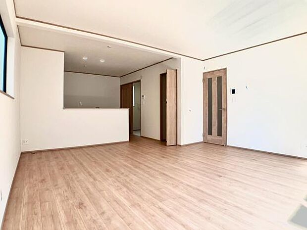 広々としたリビングで過ごす、家族との何気ない会話と笑顔。ここで過ごす時間が日常に彩りを添えます。