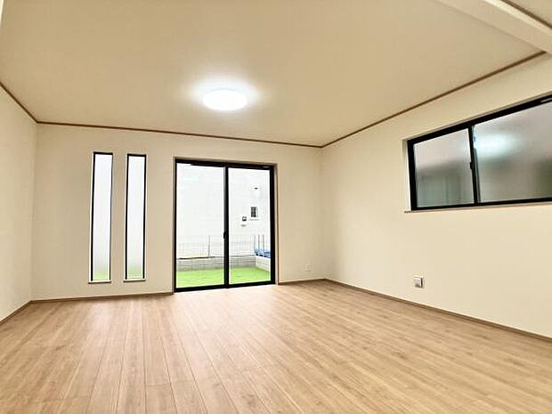 大きな窓からたっぷりと差し込む明るい日差しが、リビング全体を温かく包み込みます。この開放感あふれる空間は、ご家族が一番多くの時間を過ごす場所として最適です。