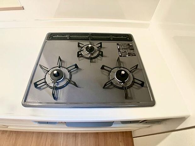 3口コンロで同時調理がスムーズに。忙しい朝や本格的な料理も効率良く進み、毎日のキッチン作業がさらに楽しくなります。