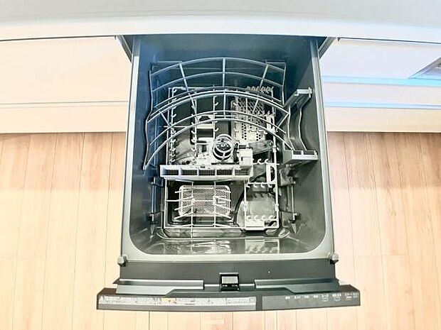 食洗器は家事の時短や節水が期待できる便利な設備です。毎日の食器洗いの負担を軽減し、ゆとりのある暮らしを実現。特に共働きのご家庭に最適で時間を有効活用できます。