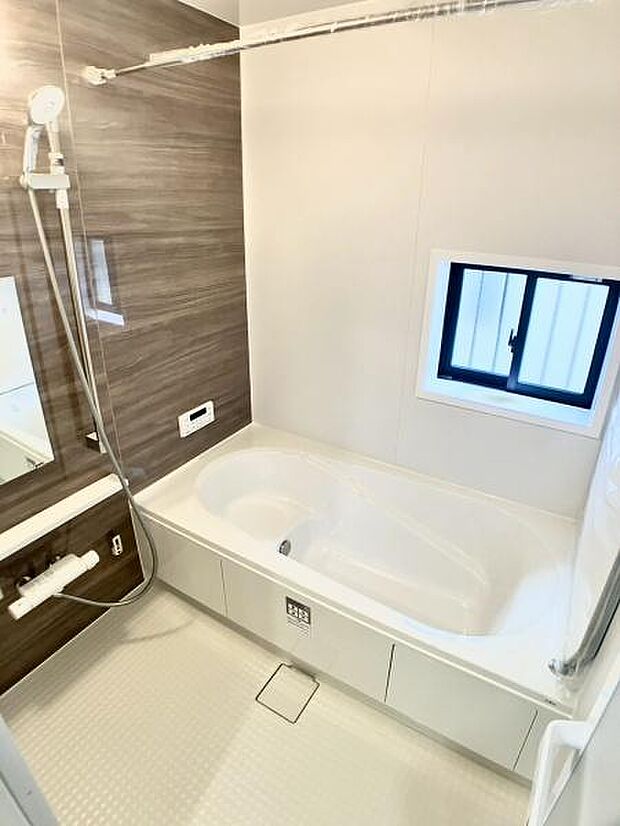 ゆとりあるバスタブで、家族みんながリラックス。毎日のバスタイムが楽しみになる、清潔感あふれる空間です。