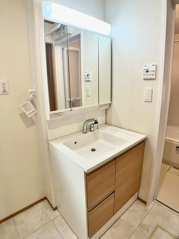 洗面化粧台は清潔感あふれるスタイリッシュデザイン　洗面台には収納がついていますので洗面用品やスキンケア用品なども整理できます