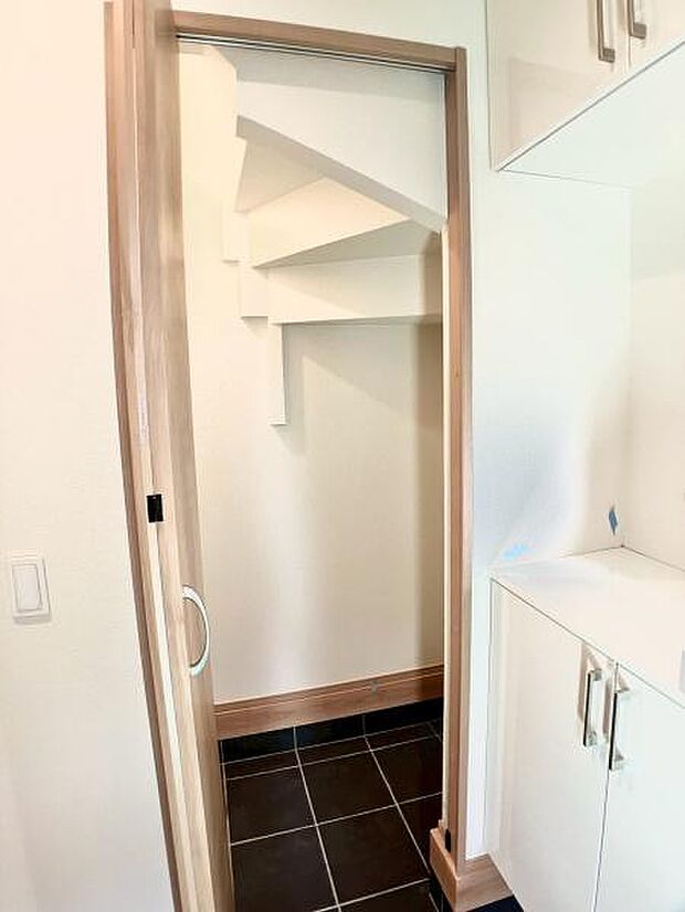 玄関の真横にあるクローゼット。ベビーカーなどの大きなものも収納できます！