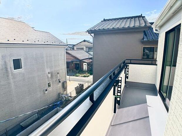 バルコニーです。たっぷりのお洗濯物も干すことが出来ます。日差しを浴びて、心地よいひとときを過ごすのもいいですね