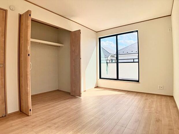 大きな窓から差し込む自然光が部屋全体を明るく照らし、心地よい空間を演出します。