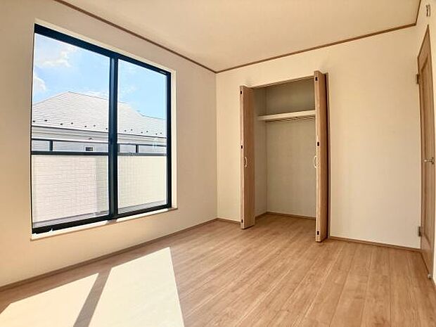 明るい陽射しが差し込む洋室は、心地よい安らぎを提供するプライベート空間。