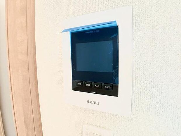 テレビモニターインターフォンがあれば、訪問者を顔で確認できる安心感。防犯対策はもちろん、家族みんなが快適にコミュニケーションできる便利なアイテムです。
