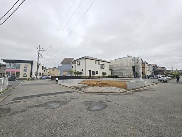 車の出入りがスムーズで安心。広々とした道路が、快適な生活環境を提供します
