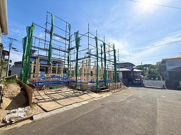 車の出入りがスムーズで安心。広々とした道路が、快適な生活環境を提供します