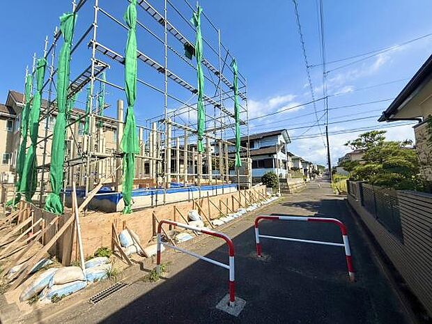 近隣道路の様子です。陽当たり良好。