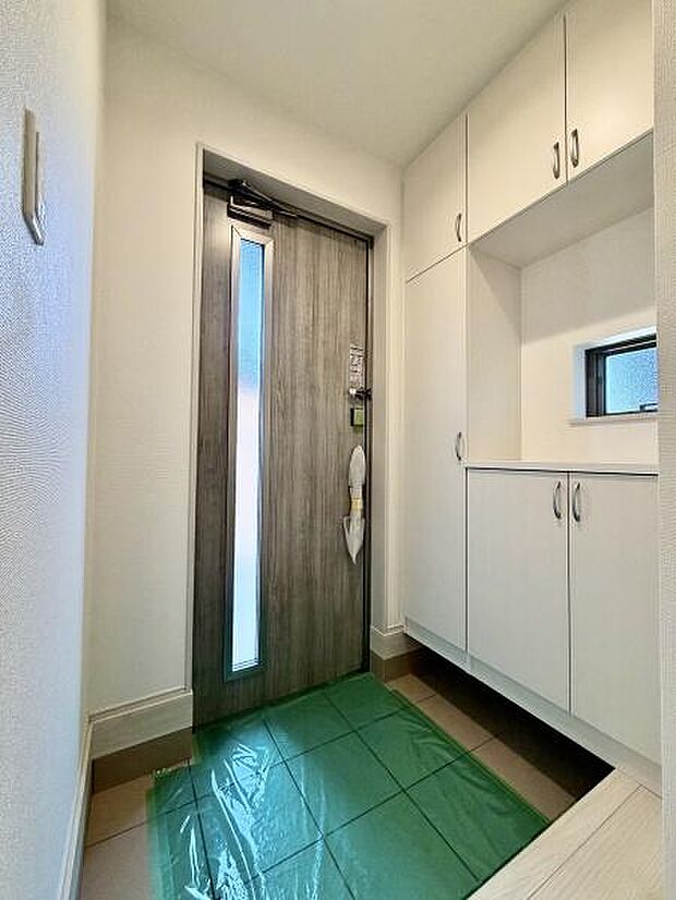 清潔感あふれる玄関は、訪れる人々に好印象を与えます。美しい外観が、住まいの品格を高め、毎日の帰宅が楽しみになる空間です。