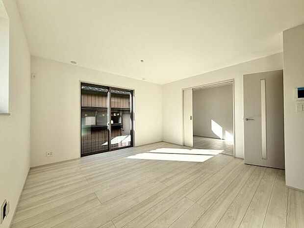 くつろげるリビングで過ごす、家族との何気ない会話と笑顔。ここで過ごす時間が日常に彩りを添えます。