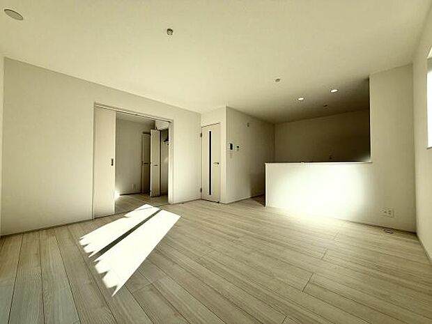 家族が集まるリビングは、ただ広いだけじゃない。心地よさと開放感が調和し、自然と笑顔が生まれる場所です