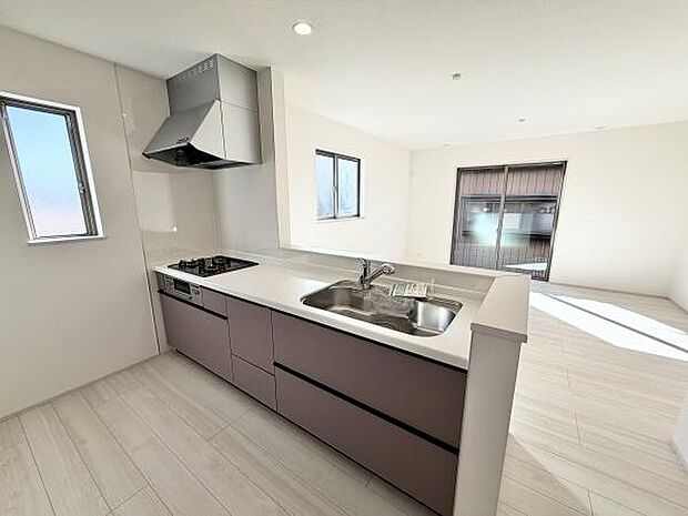 対面式キッチンは、料理中でも家族やゲストとのコミュニケーションが取りやすく、開放感が魅力です。リビング全体を見渡せるため、子供の様子を確認しながら家事を進められる利便性も高いです。