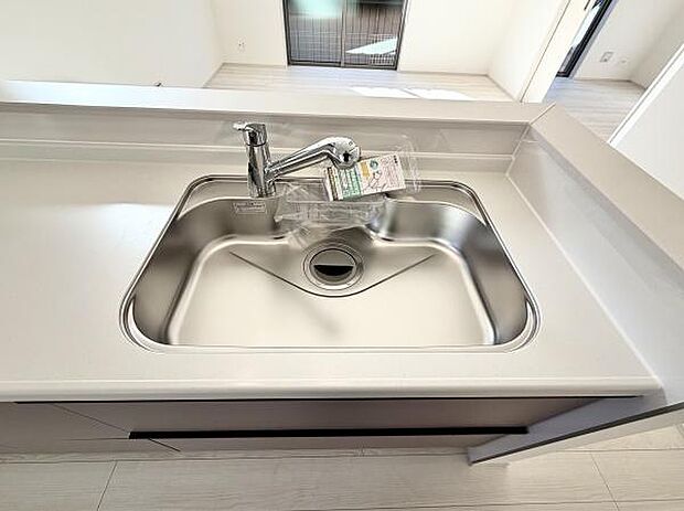 広々としたシンク　洗い物も簡単、スマートなシンク。キッチンの中心を彩る、使いやすさと美しさの調和