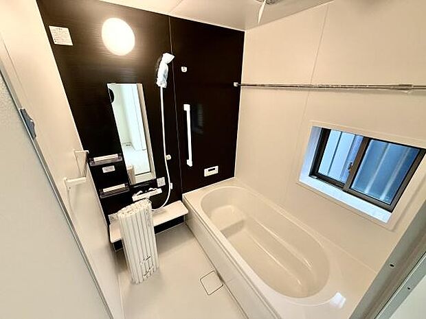 広々としたバスルームで、疲れた体をゆっくりと癒すひととき。家族全員がリラックスできる心地よい空間です。