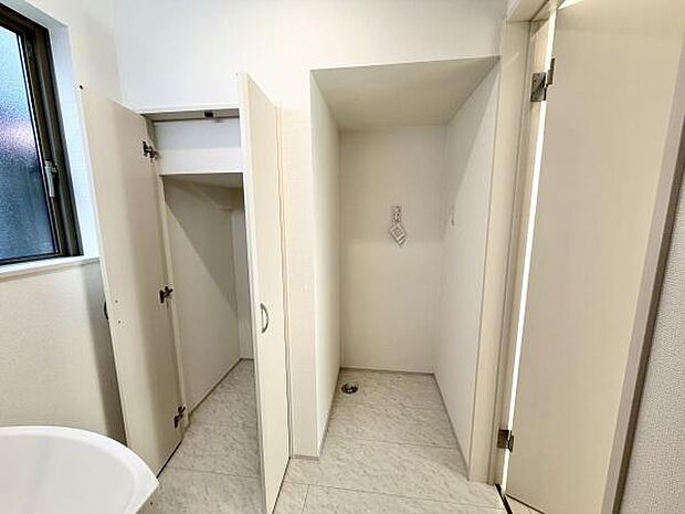 洗濯機スペースや収納もありながら、充分な広さをもつ洗面所は当物件の魅力のひとつ。