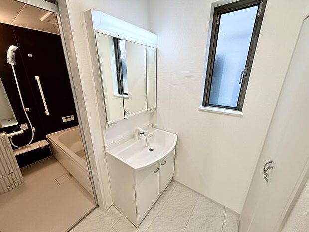 独立した洗面スペースは、身支度もスムーズに進む機能的な空間。毎日のスタートを気持ちよくサポートします。