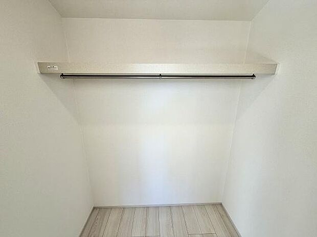 ウォークインクローゼットは洋服や小物をすっきり整理し、見やすく収納できる贅沢な空間です。お気に入りのアイテムが一目で分かるので、毎朝のコーディネートがもっと楽しくなります。