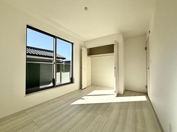 大きな窓から差し込む自然光が部屋全体を明るく照らし、心地よい空間を演出します。