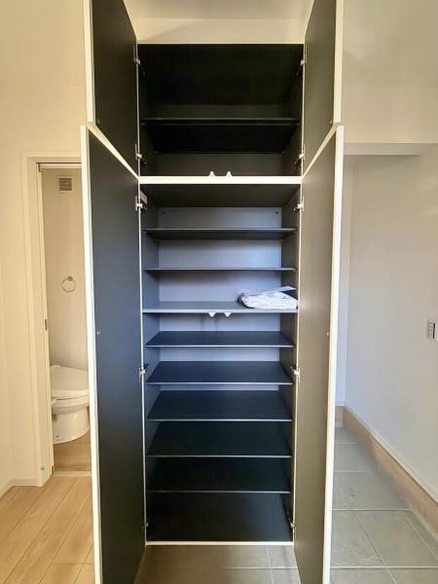 大容量のシューズケース。たくさん収納できますので、玄関周りをすっきりさせることができます。