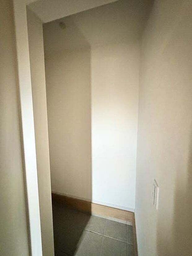 玄関横に広い収納がございます。靴以外にも収納できますので、ベビーカーなどを置いておけますね！