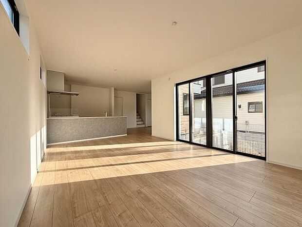 大きな窓からたっぷりと差し込む明るい日差しが、リビング全体を温かく包み込みます。この開放感あふれる空間は、ご家族が一番多くの時間を過ごす場所として最適です。