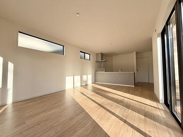 家族が集まるリビングは、ただ広いだけじゃない。心地よさと開放感が調和し、自然と笑顔が生まれる場所です