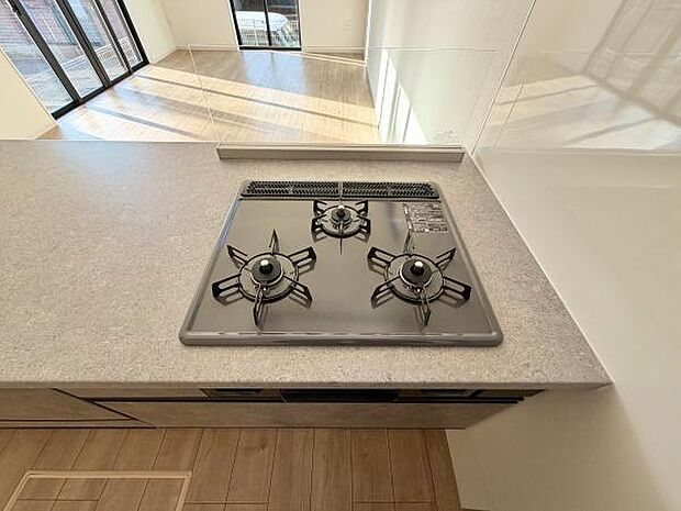 3口コンロで同時調理がスムーズに。忙しい朝や本格的な料理も効率良く進み、毎日のキッチン作業がさらに楽しくなります。