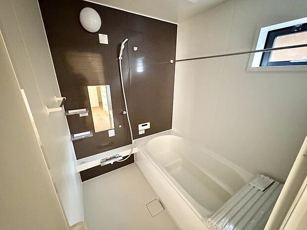 広々としたバスルームで、疲れた体をゆっくりと癒すひととき。家族全員がリラックスできる心地よい空間です。