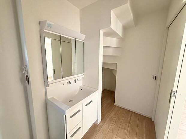 清潔感のある洗面台は、毎日の身支度を快適にするだけでなく、心地よい空間を提供します。2階にも洗面台がございます。