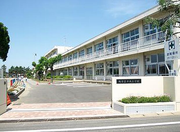 四街道市立中央小学校まで1154m、中央小学校まで徒歩16分。