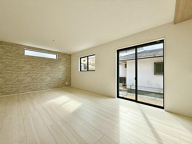 大きな窓からたっぷりと差し込む明るい日差しが、リビング全体を温かく包み込みます。この開放感あふれる空間は、ご家族が一番多くの時間を過ごす場所として最適です。