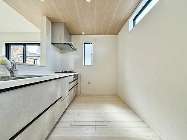 対面式キッチンは、料理中でも家族やゲストとのコミュニケーションが取りやすく、開放感が魅力です。リビング全体を見渡せるため、子供の様子を確認しながら家事を進められる利便性も高いです。