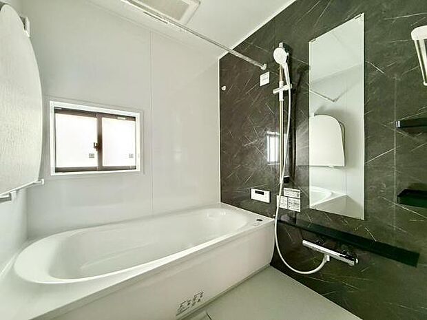 ゆとりあるバスタブで、家族みんながリラックス。毎日のバスタイムが楽しみになる、清潔感あふれる空間です。