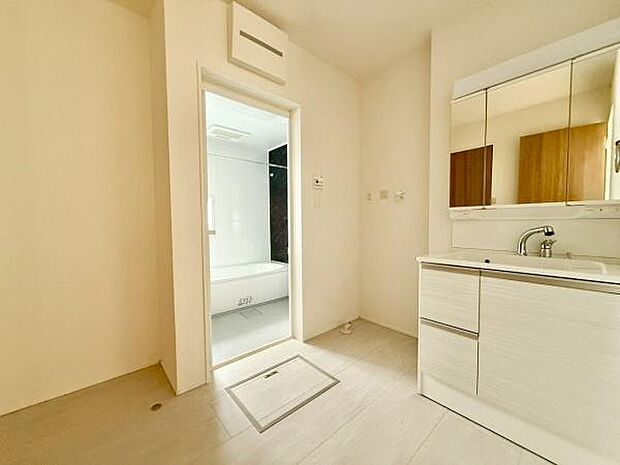 広々とした洗面スペースは、身支度もスムーズに進む機能的な空間。毎日のスタートを気持ちよくサポートします。