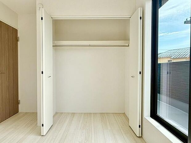 クローゼットが完備されたお住まい。衣類や小物をすっきりと収納でき、部屋全体が整然とした印象に。毎日のコーディネートが楽しくなる空間です。