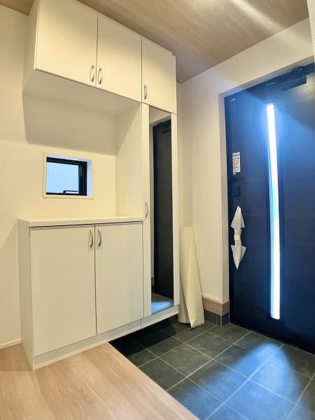 清潔感あふれる玄関は、訪れる人々に好印象を与えます。美しい外観が、住まいの品格を高め、毎日の帰宅が楽しみになる空間です。