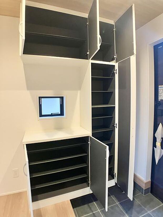 大容量のシューズケース。たくさん収納できますので、玄関周りをすっきりさせることができます。