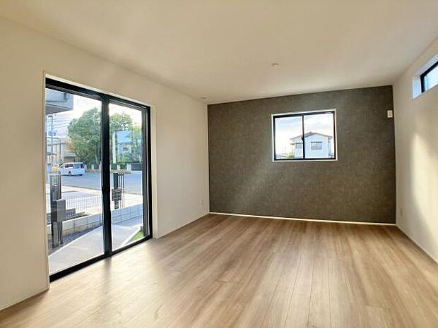 日差しがたっぷりと注ぐリビングでは、家族全員がリラックス。毎日がくつろぎと笑顔に満ちた空間が広がります