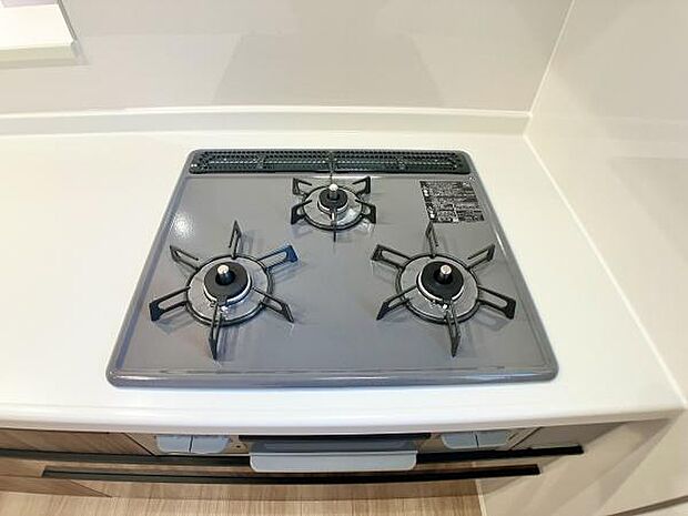 3口コンロで同時調理がスムーズに。忙しい朝や本格的な料理も効率良く進み、毎日のキッチン作業がさらに楽しくなります。