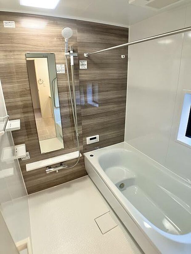 広々としたバスルームで、疲れた体をゆっくりと癒すひととき。家族全員がリラックスできる心地よい空間です。